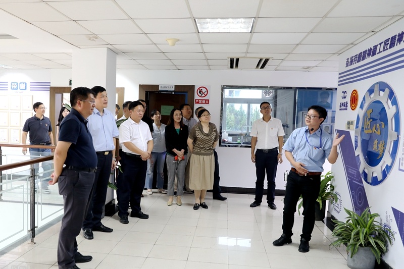 2020年7月29日，時(shí)任浙江省政協(xié)常委、社法委副主任、省總工會(huì)副主席、一級(jí)巡視員董建偉蒞臨景興紙業(yè)調(diào)研新時(shí)代工匠培育工作