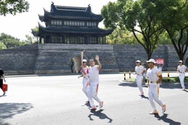 笑臉與熱情刷屏！這名火炬手是景興人！